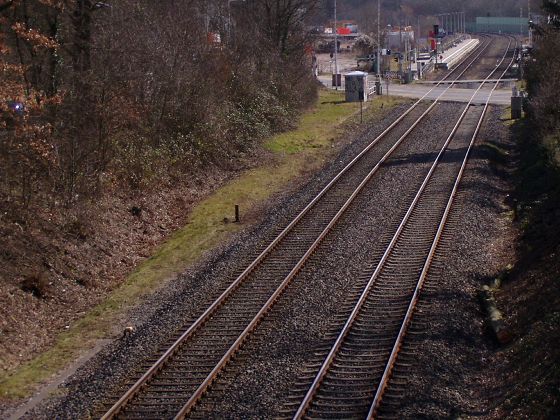 Blick von der Seiterswegbrücke auf den Bahnübergang "Erbacher Straße" - Auf dem keilförmigen Grünstreifen müsste sich die Weiche mit der Verbindung zur Odenwaldbahn befunden haben Bild