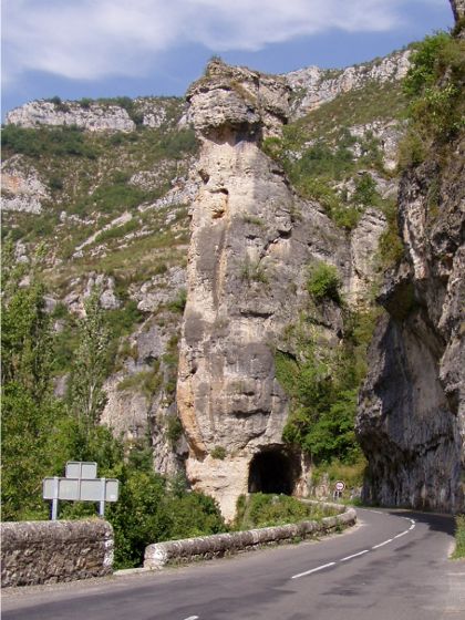 In der Gorges du Tarn - Felsdurchfahrt beim Cirque de Pougnadoires Bild
