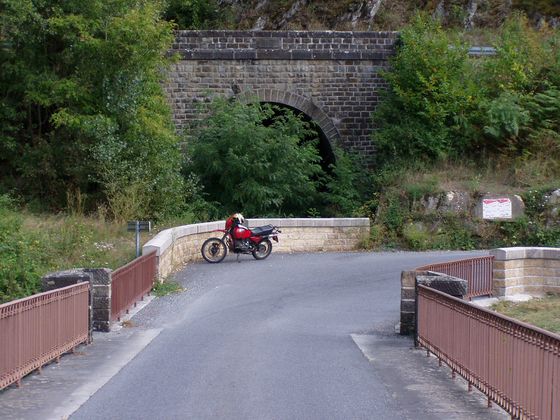 Brücke und Tunnel einer ehemaligen Bahntrasse im Tarntal Bild
