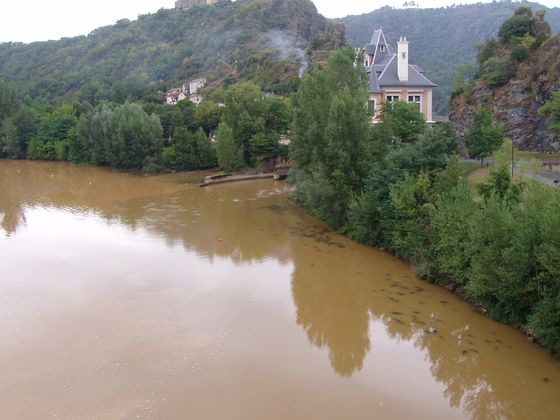 Tarn bei Ambialet - Rot gefärbt von Schlamm eines Gewitterregens Bild
