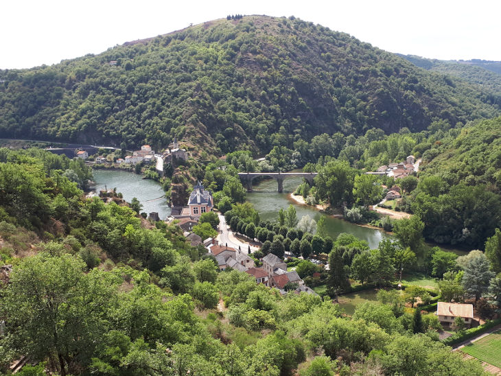 Blick von der Notre-Dame de l’Auder auf Ambialet an der Engstelle einer Tarnschleife Bild
