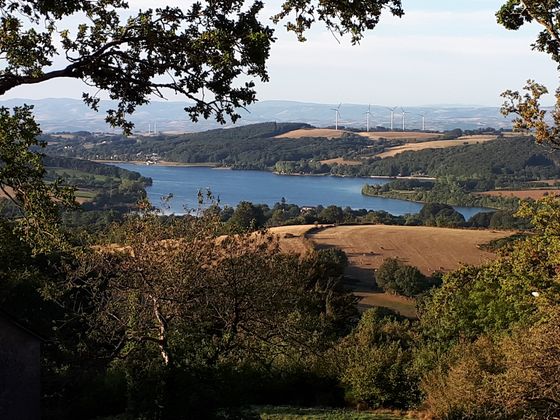 Blick auf den Lac de Villefranche-de-Panat vom Tour de Peyrebrune Bild