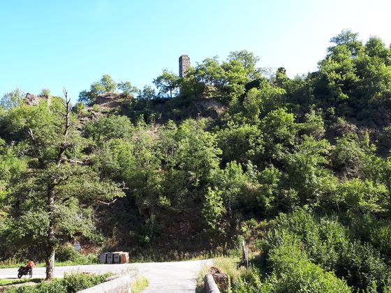 Im Viaurtal bei Camboulas, oben Reste des Château de Camboulas Bild