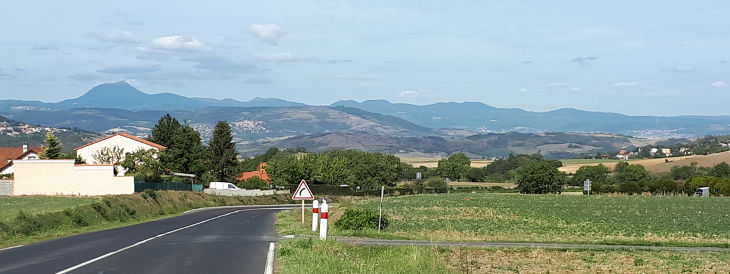 Chaîne des Puys mit dem Puy de Dôme (links) Bild